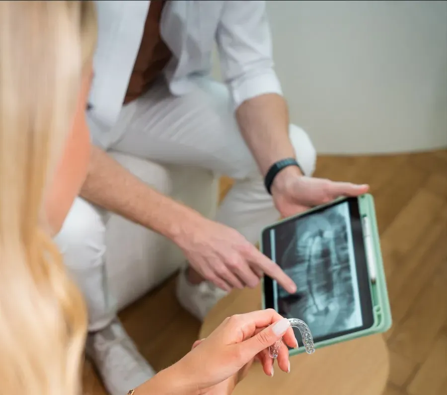 Zahnarzt erklärt Patientin Röntgenbild
