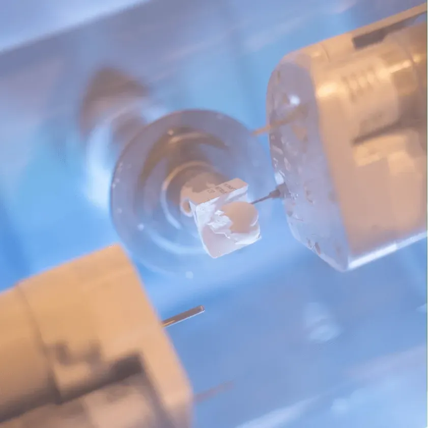 3D-Fräseinheit fertigt eine Krone