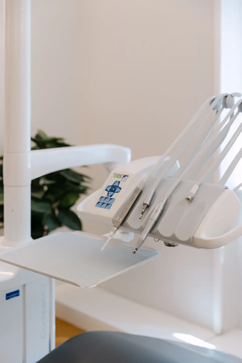 Behandlungseinheit mit Instrumenten neben dem Stuhl