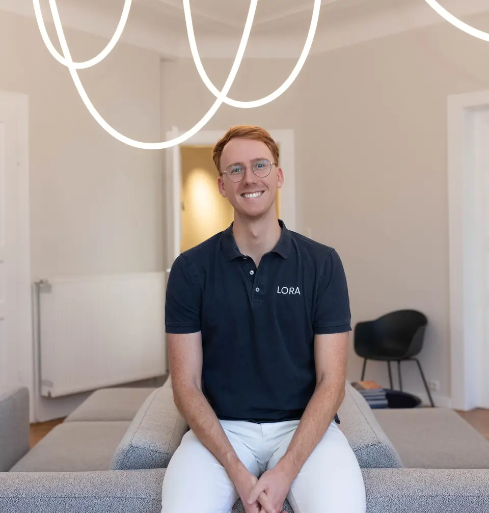 Dr. Fabian Harders sitzt in der Praxis
